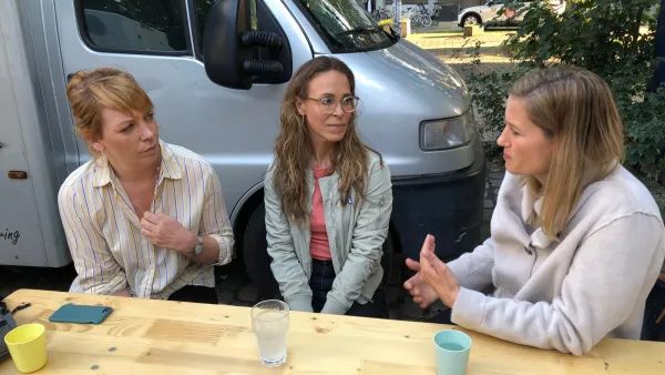 Professorin Julia Wege sitzt mit Katrin König und Melly Böwe an einem Tisch