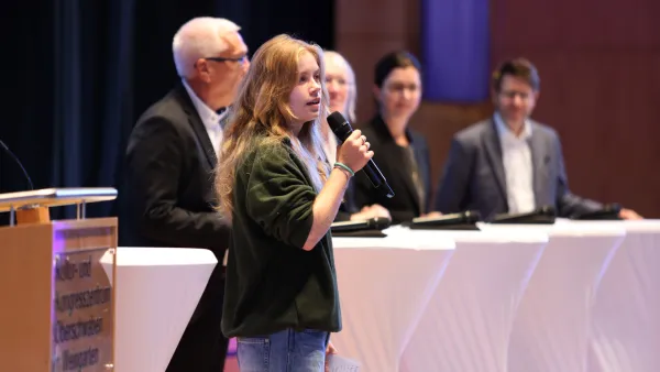 RWU-Studentin Leni Ziegler moderiert die Vorstellung des Rektorats