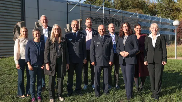Die Verterterinnen von Polizei und RWU vor dem E-Mobility-Labor