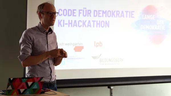 Prof. Dr. Marius Hofmeister hält bei Code für Demokratie einen Vortrag.