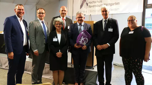 Die sieben Teilnehmer der Podiumsdiskussion haben sich zum Gruppenbild versammelt.