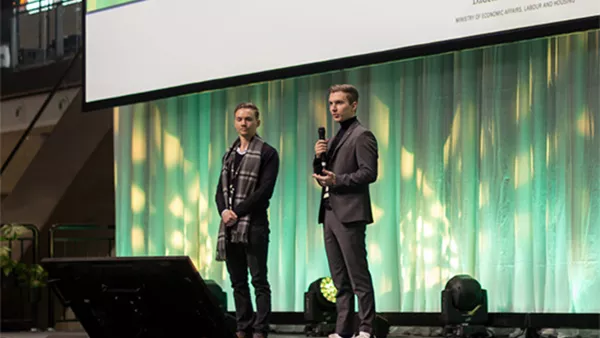 Jona Eisenberger und Jonas Käppeler stehen auf der Bühne in Stuttgart.
