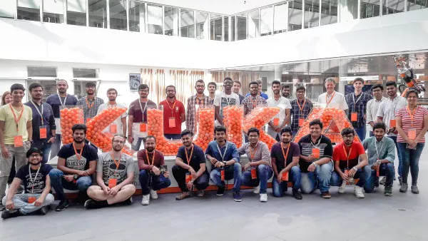 Die RWU-Delegation in der Haupthalle der Firma Kuka in Augsburg