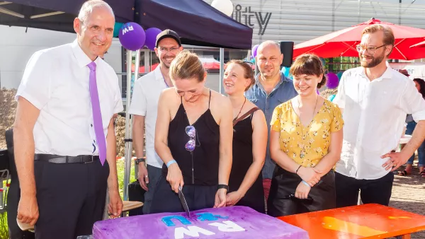 BU (PM_27_2019): Der Rektor der RWU, Professor Dr. Thomas Spägele (links) und Martina Lewis von der Agentur Brandcode schnitten gemeinsam die große RWU-Torte an.