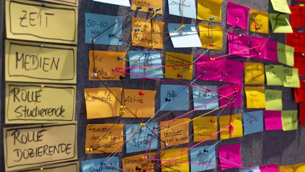 Bunte beschriebene Moderationskarten an einer Stellwand zur Qualitätswerkstatt 2019