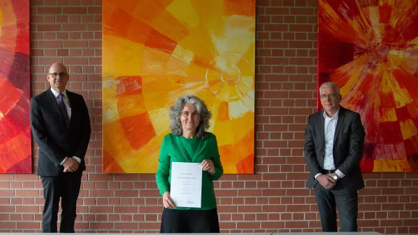Für ihr 25-jähriges Dienstjubiläum erhielt Michaiela Erdös eine Dankesurkunde vom Land Baden-Württemberg (v.l.n.r.Rektor Professor Dr. Thomas Spägele, Jubilarin Michaiela Erdös und Kanzler Henning Rudewig