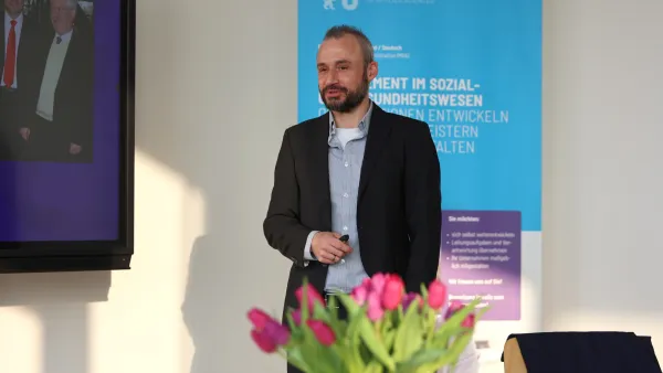 Professor Dr. Jan-Marc Hodek beim Besuch der Wirtschaftsministerin an der RWU