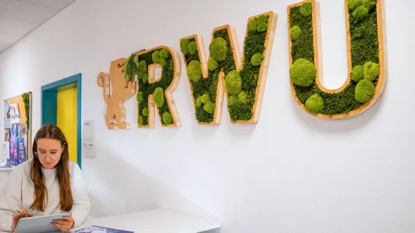Begrünte Wandbuchstaben RWU im Gebäude K der Hochschule