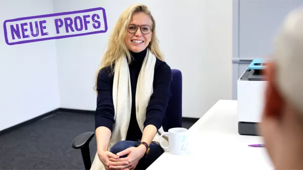 Josefine Denzin sitzt auf einem Stuhl und lächelt. Zudem ist das Logo "Neue Profs" zu sehen