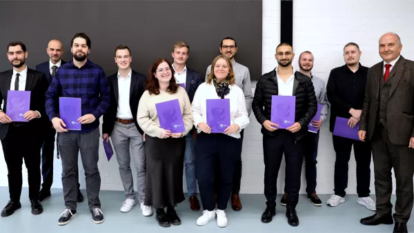 Abschlussfoto von Studierenden zusammen mit ihren Professoren
