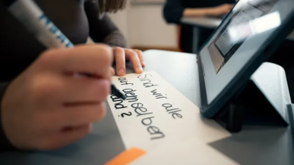 Auf Moderationskarten werden Ideen geschrieben. 