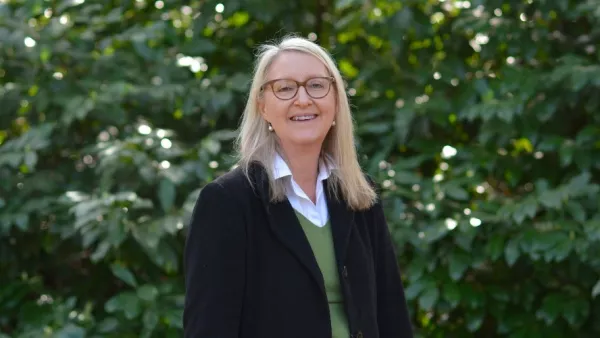 Professorin Dr. Silvia Queri vor einem Laubbaum.