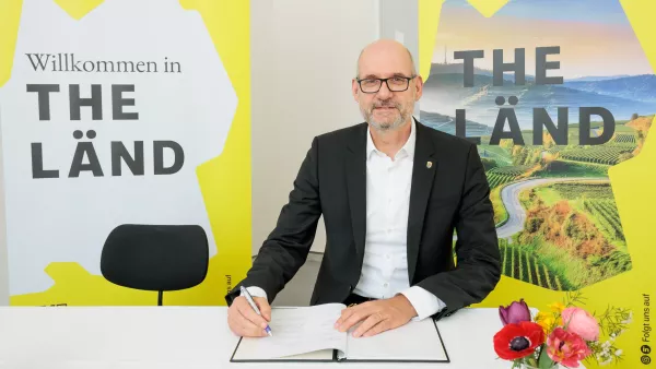 Der Rektor der RWU, Professor Dr. Thomas Spägele unterschreibt die Finanzierungsvereinbarung.
