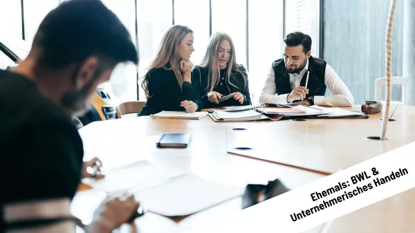 Studierende bei Gruppenarbeit