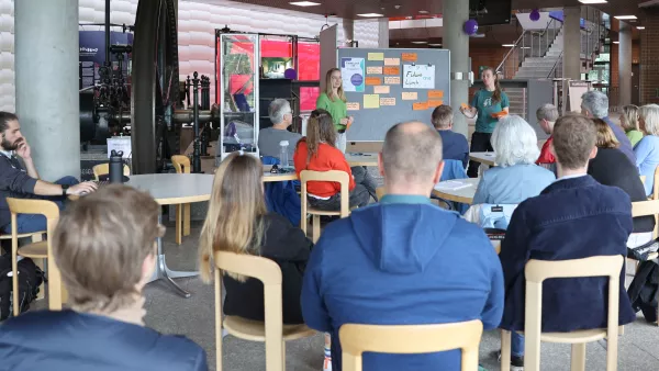 Teilnehmende diskutieren beim Future Lunch an der RWU über Klimaschutz.