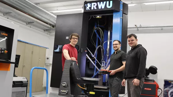 Jonas Leible, Lukas Eichhorn und Christoph Dietenberger (von links) begutachten ein 3D-gegrucktes Werkstück im Labor für Additive Fertigung an der RWU Hochschule Ravensburg-Weingarten.