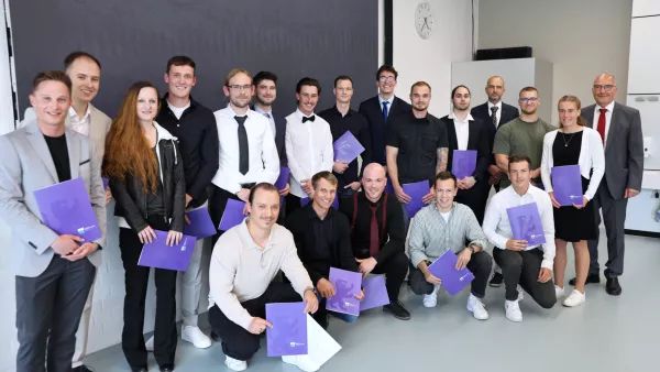 Gruppenbild der Absolventi*innen des Studiengangs Maschinenbau