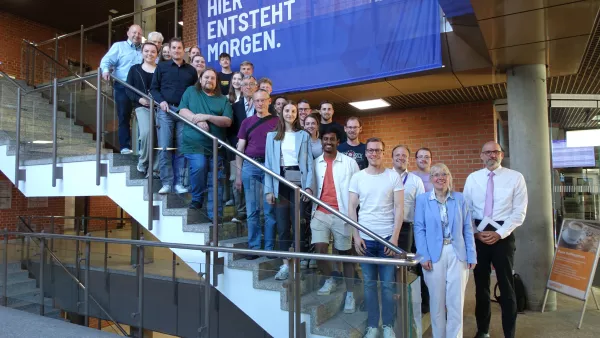 Der neue Vorstand und die Teilnehmer*innen der Mitgliederversammlung im Foyer des Hauptgebäudes der RWU