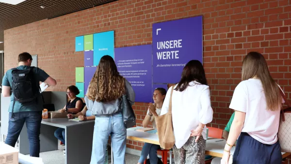 Studierende der RWU holen sich ihre Wahlunterlagen ab.