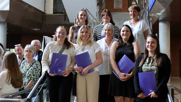 Abschlussfoto Bachelorabsolvierende Fakultät E Sommersemester 2025 mit Professorin Dr. Maria Mischo-Kelling.