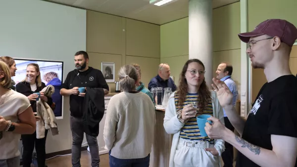 Gute Stimmiung bei der Einweihung des neuen Büros der Öffentlichkeitsarbeit