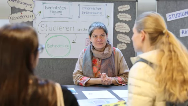 Anja Wagner berät Interessierte zu studieren mit Beeinträchtigung