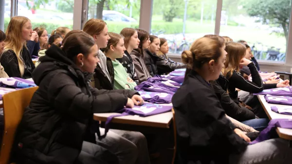 Schülerinnen besuchen den Girls' Day an der RWU