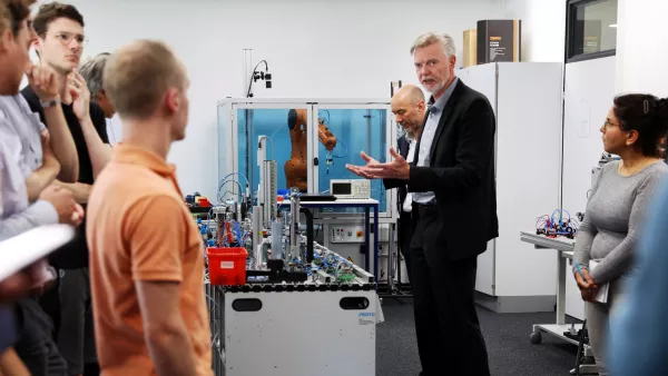 Professor Dr. Wolfram Höpken bei der visuellen Präsentation de