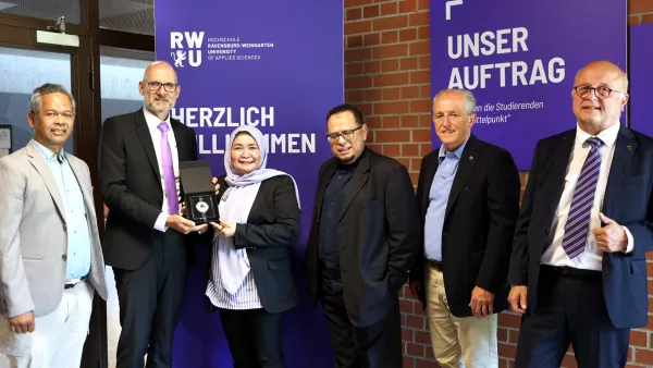 Gruppenfoto an der RWU mit Dr. Indra Kusuma, Professor Dr. Thomas Spägele, Dr. Aliana Dewin, Farouk Abdullah Alwyni, Professor Dr. Axel Olaf Kern und Professor Dr. Michael Pfeffer.
