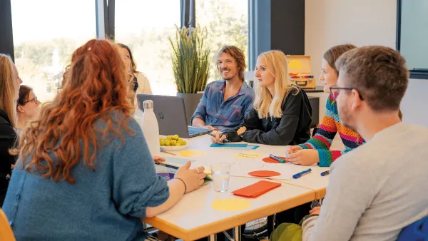 Studierende bei der Gruppenarbeit
