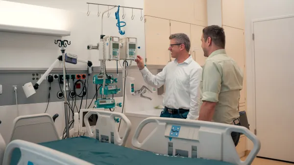 zwei Männer am Krankenhausbett