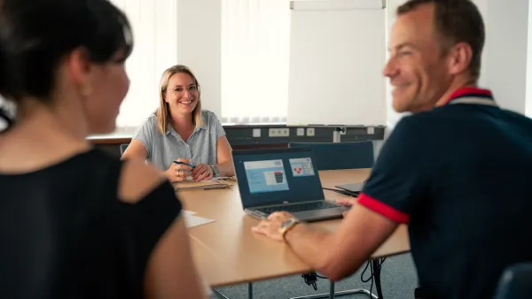 2 Frauen und ein Mann in einer Besprechung