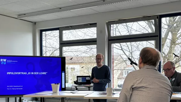 Eine Person hält einen Vortrag über das Thema "KI in der Lehre"