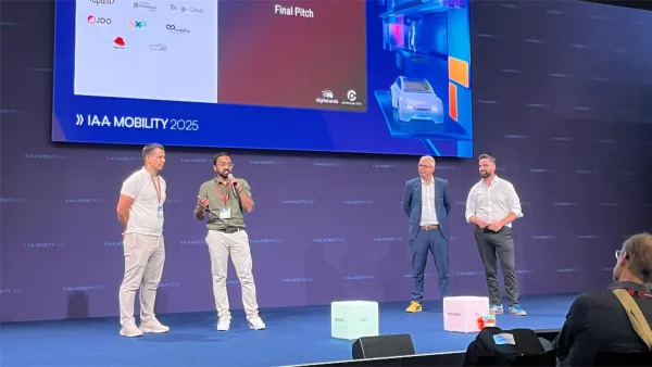 RWU-Student Karan Sankla (zweiter von links) präsentiert seinen Prototypen bei einem Hackathon auf der IAA Mobility in München