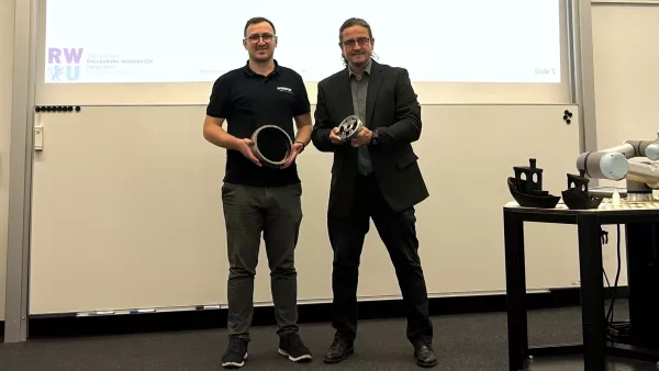 Lukas Eichhorn und Professor Dr. Ralf Stetter (von links) am MCI in Innsbruck