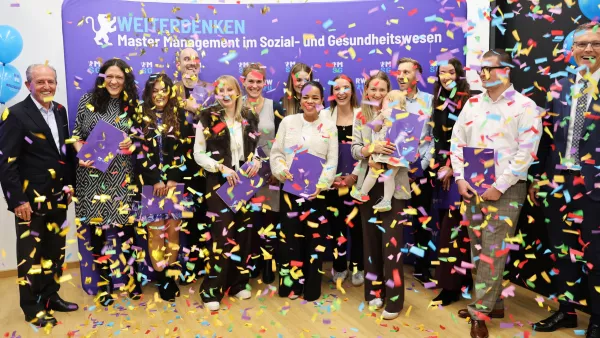Gruppenbild mit den Absolventi*nnen im Konfettiregen