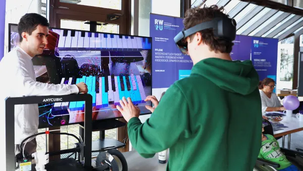 Ein Studieninteressierter spielt mit einer VR-Brille Klavier