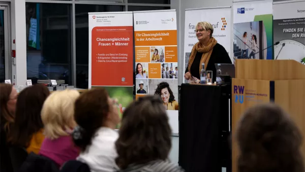 Tanja Köhler hält einen Vortrag