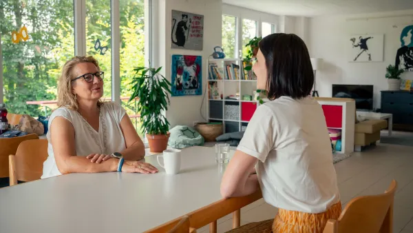 zwei Frauen im Gespräch
