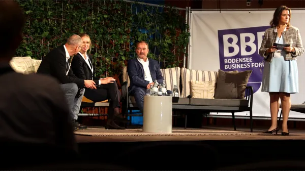 Menschen auf einer Bühne beim Bodensee Business Forum