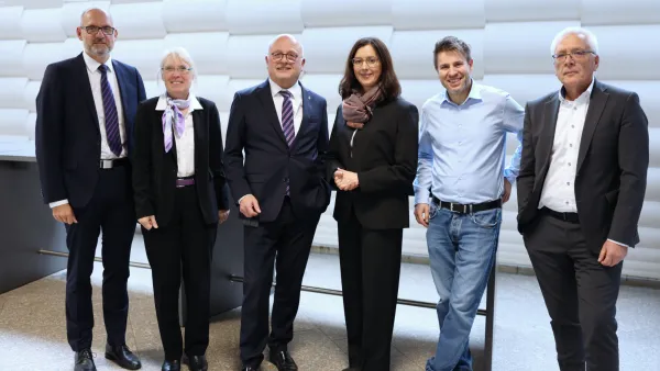 Das gesamte Rektorat der RWU. Neu dabei: Barbara Niersabch (3. v. l.) neben ihrem Vorgänger Michael Pfeffer (3. v. r.).