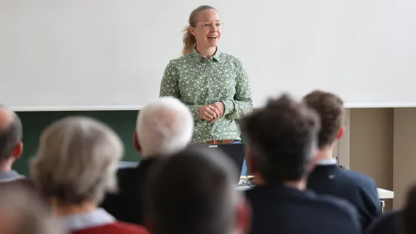 RWU-Klimaschutzmanagerin Carolin-Anna Achberger präsentiert die aktuelle Treibhausgasbilanz der Hochschule.