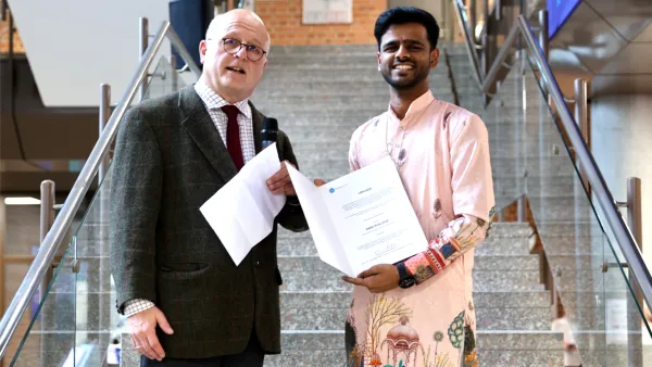 Michael Pfeffer präsentiert den Gewinner des DAAD Preis 2025