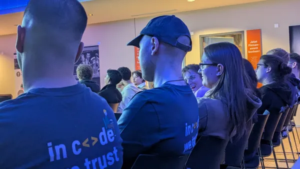 Zuschauer blicken nach vorne