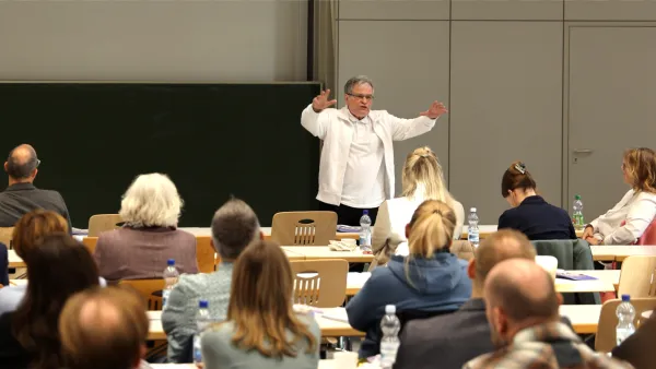 Oskar Dierbach hält einen Vortrag 