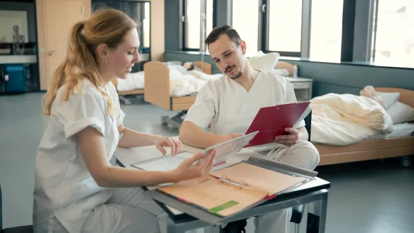 Studierende aus dem Bereich Pflege unterhalten sich