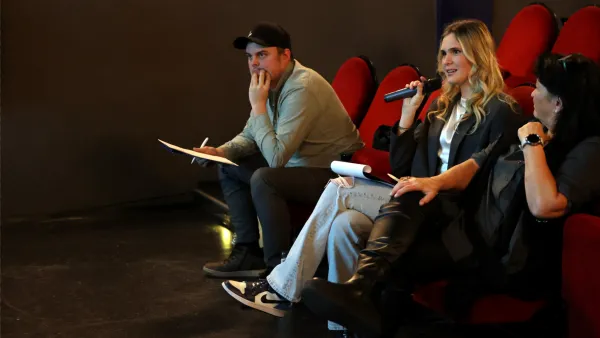 Olivia Kibele stellt eine Frage an ein Team des Pitch-Wettbewerbs 