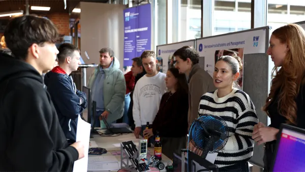 Gespräche an Beratungsständen des Studieninfotag