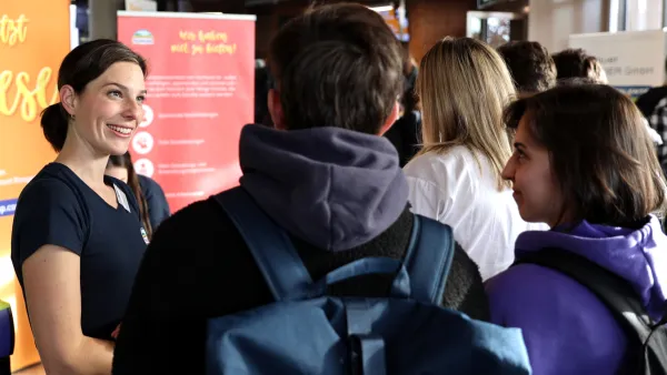 Gespräch zwischen Ausstellerin und Studierenden 