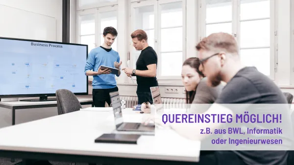 Studierende sitzen am Tisch